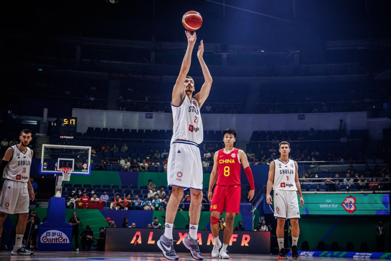 Copa do Mundo de Basquete jogador sérvio perde rim após cotovelada