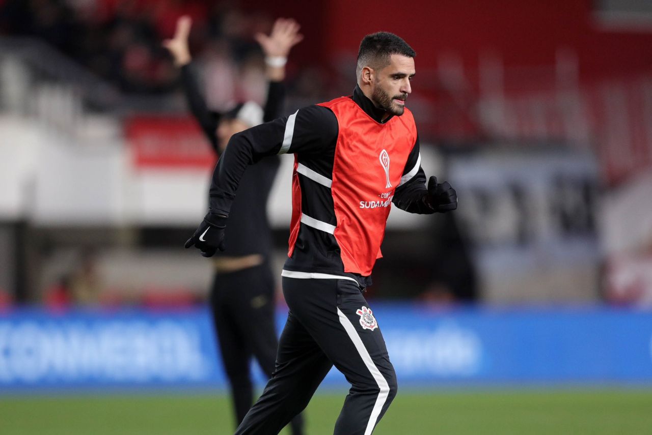 Corinthians Renato Augusto desfalca treino e vira dúvida