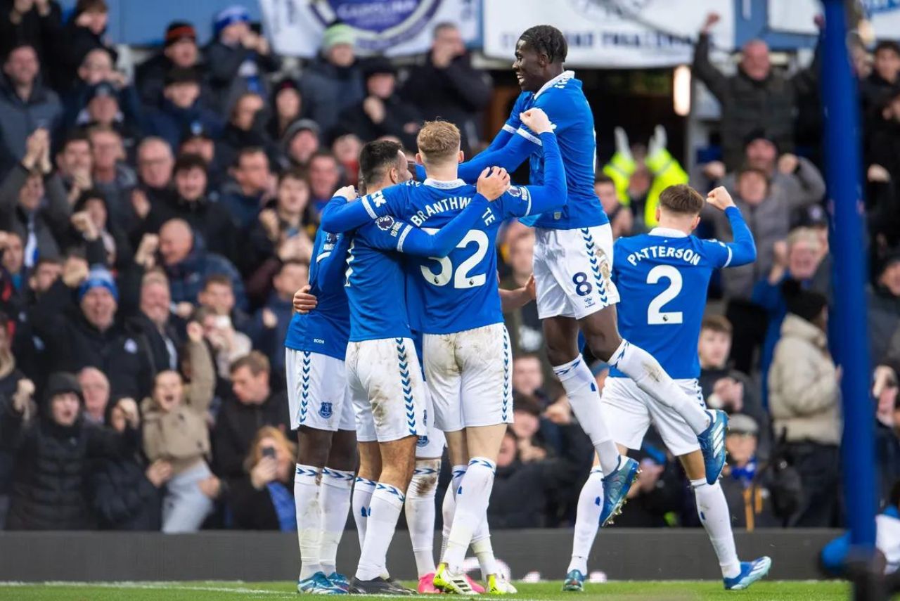 Everton vence o Chelsea e emplaca boa sequência após punição no Inglês