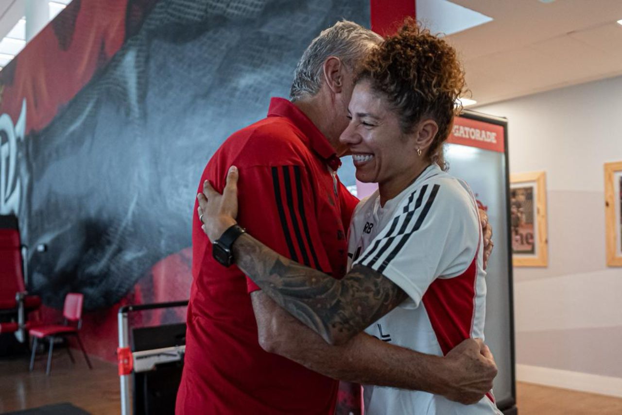 Anunciada Pelo Flamengo Cristiane Visita Elenco Masculino E Se