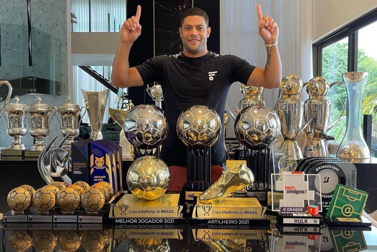 foto do jogador Hulk com troféus