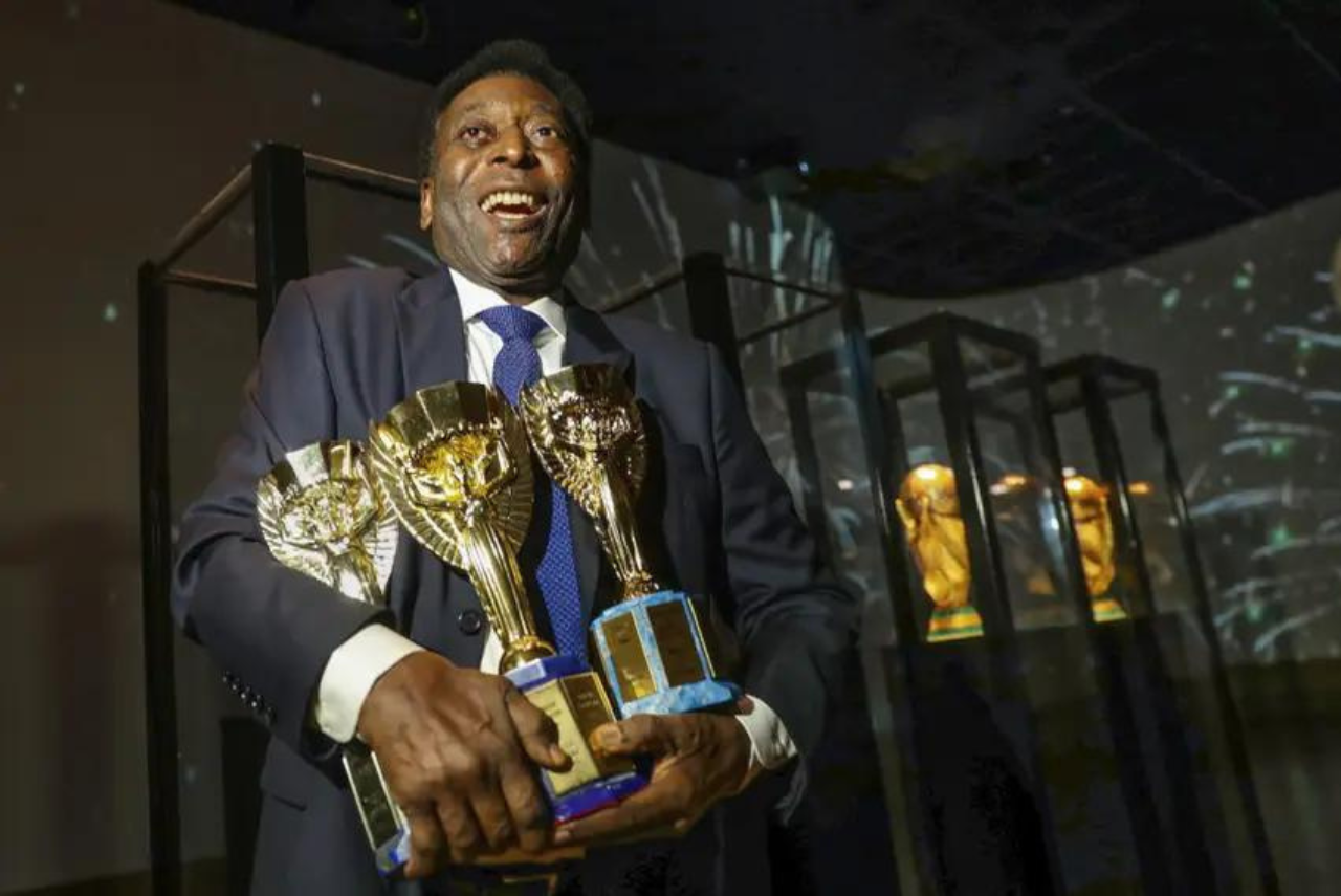 Pelé com as taças do tricampeonato da Copa do Mundo pela Seleção Brasileira