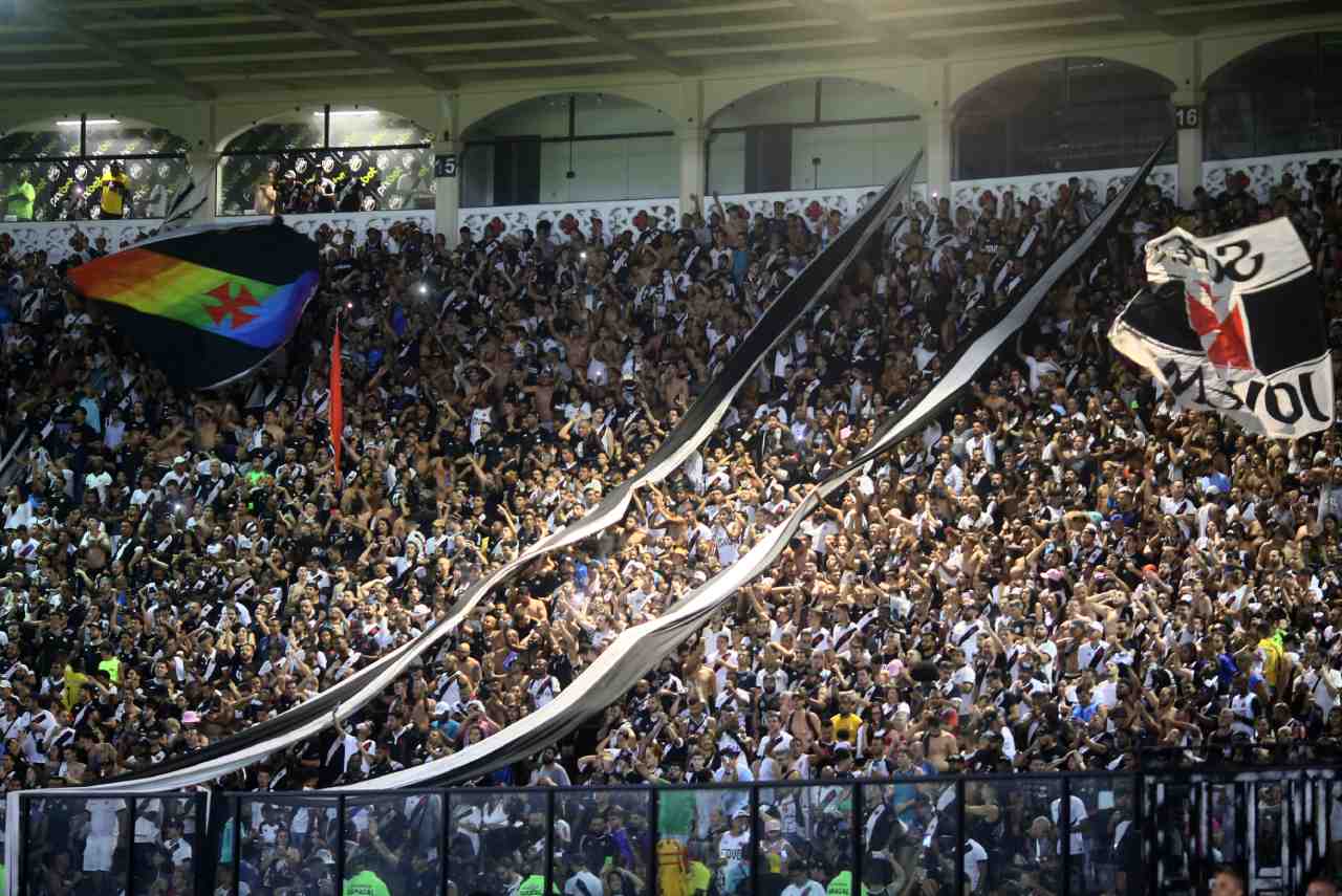 Ingressos esgotados para Vasco x Corinthians, em São Januário