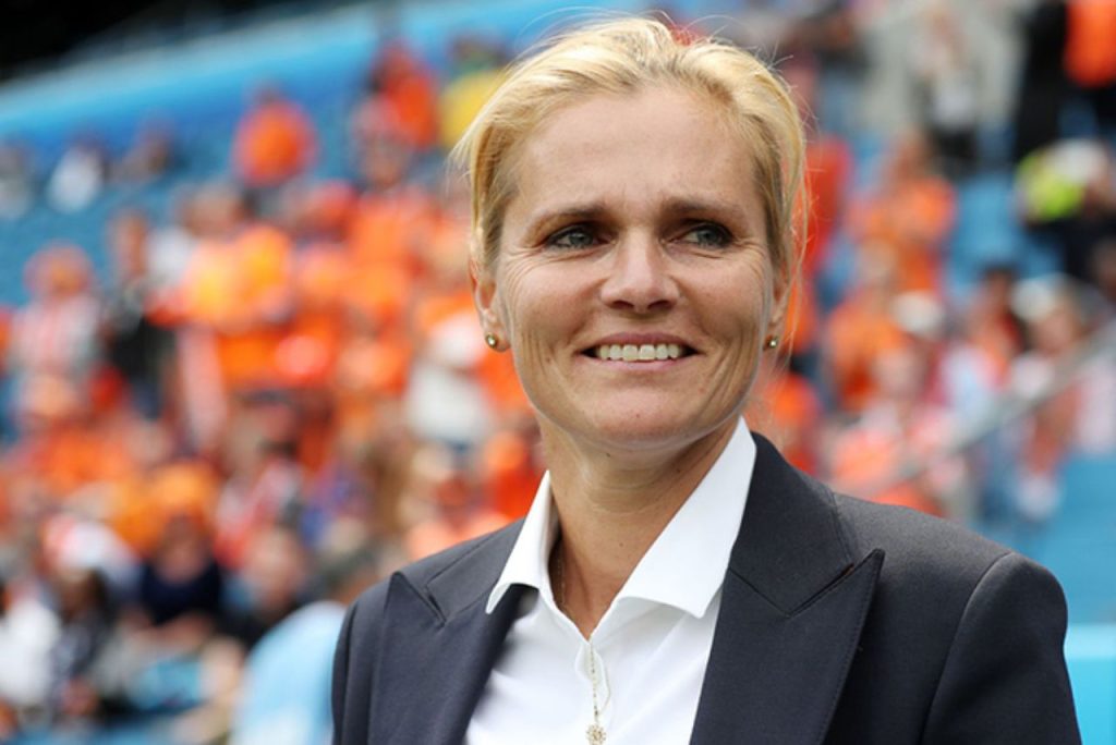 Convocação da Inglaterra: Treinadora Sarina Wiegman, da Seleção Inglesa, à beira do campo