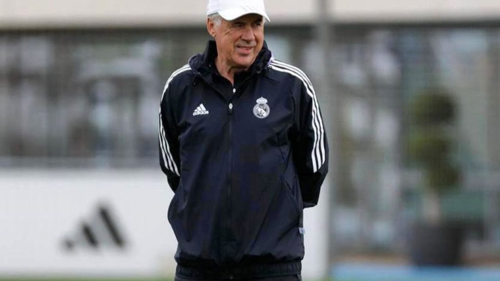 Ancelotti fica no Real: Treinador Carlo Ancelotti com agasalho em treino do Real Madrid em 2023
