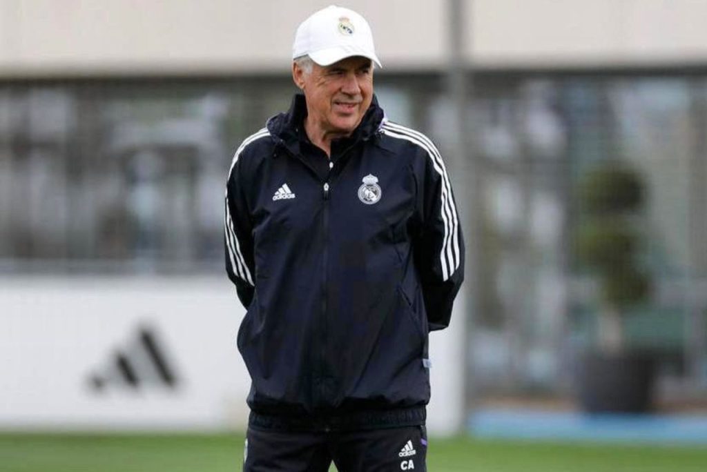 Ancelotti fica no Real: Treinador Carlo Ancelotti com agasalho em treino do Real Madrid em 2023