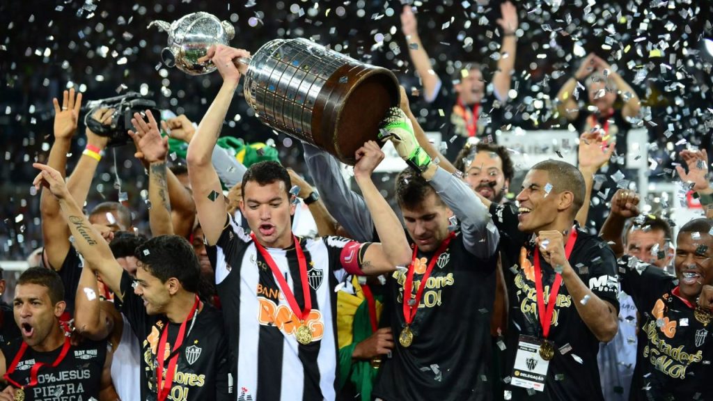 Libertadores 2023: Zagueiro Réver levanta taça da Copa Libertadores da América 2013 em festa do elenco do Atlético-MG no pódio