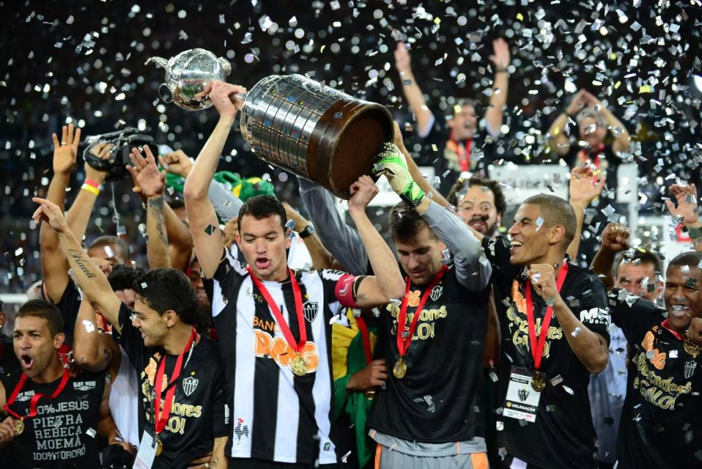 Libertadores 2023: Zagueiro Réver levanta taça da Copa Libertadores da América 2013 em festa do elenco do Atlético-MG no pódio