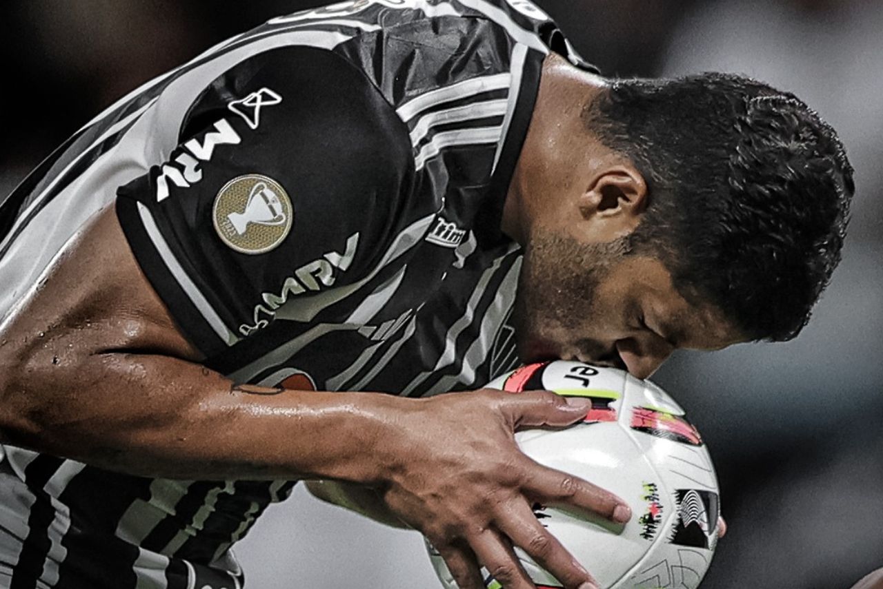 Atlético é tetracampeão mineiro: Atacante Hulk beija a bola antes de cobrança de pênalti contra o América-MG