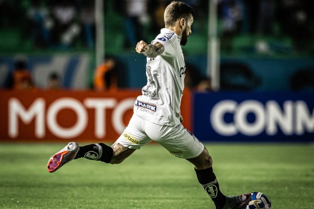 Lucas Lima em campo pelo Santos em 2023