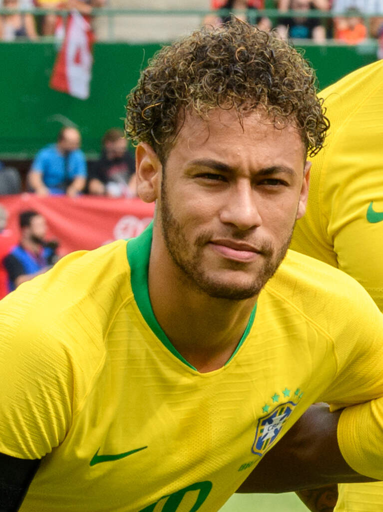 Jogador de futebol Neymar, vestindo camisa amarela da Seleção Brasileira, durante partida de futebol