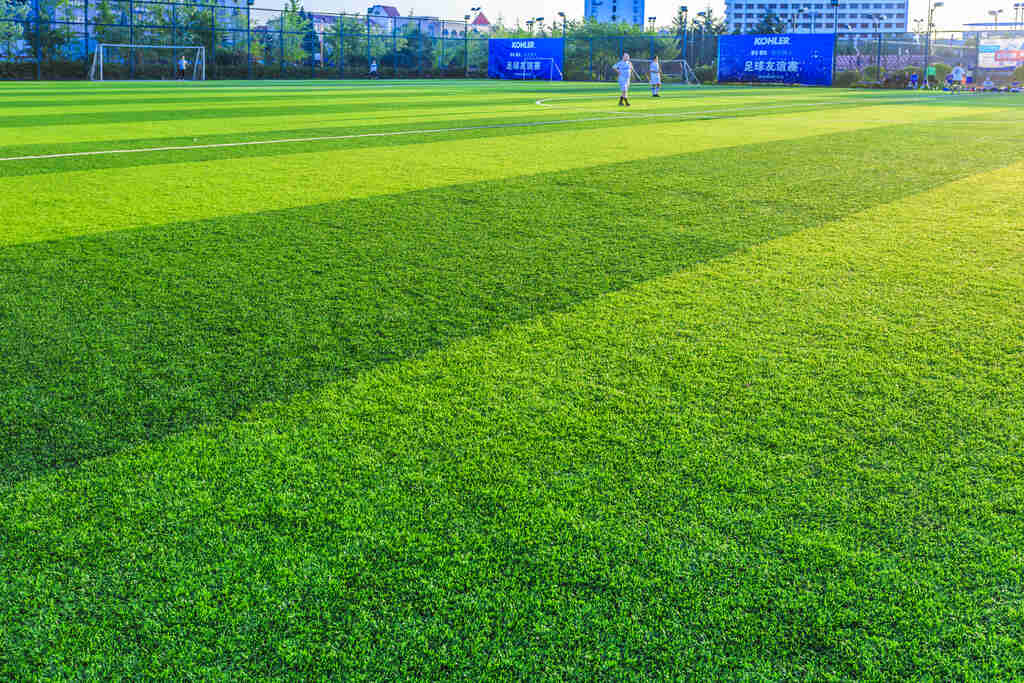 Gramado verde de um campo de futebol