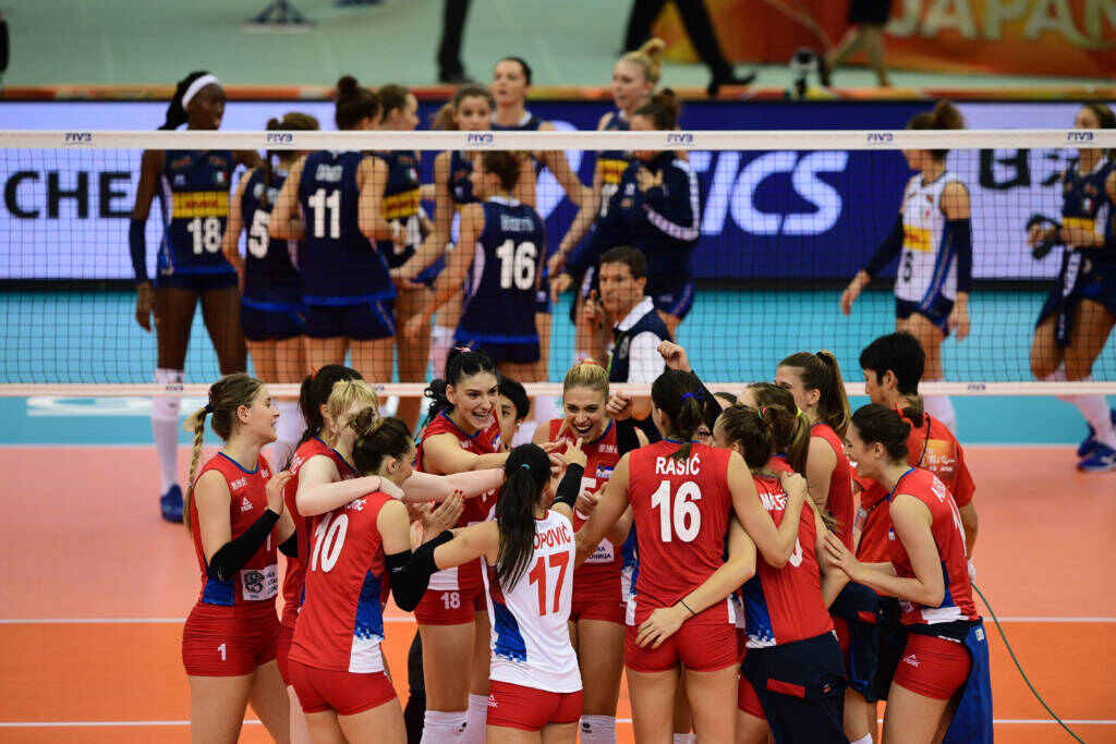 time de volei da Servia em quadra comemorando o título do mundial de volei de 2022