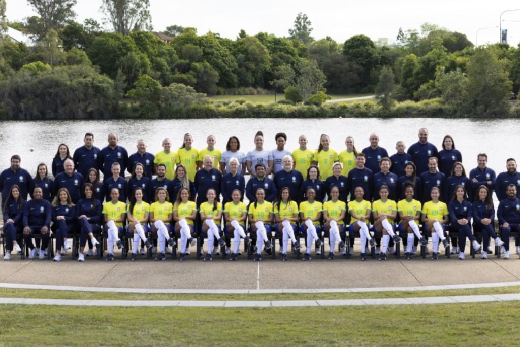 Seleção Brasileira faz foto oficial da maior delegação da história em uma Copa do Mundo Feminina Foto: Thais Magalhães/CBF