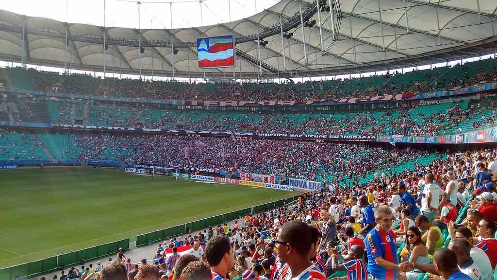 Torcida do Bahia lotando o estádio com as cores do time durante uma partida de futebol.
