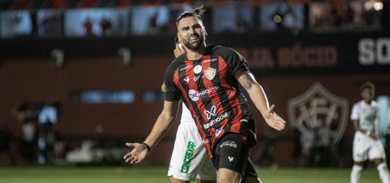 <p>Léo Gamalho marcou contra a Chapecoense o gol que deu ao Vitória a liderança do 1º turno da Série B. Foto: Victor Ferreira/EC Vitória</p>