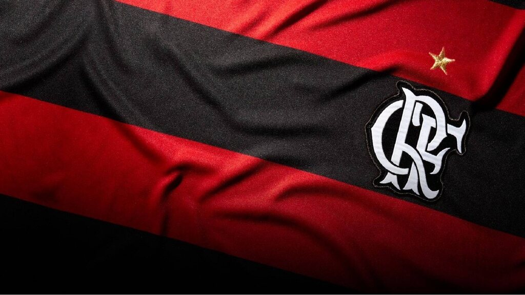 Close no escudo do time Flamengo em uma camisa
