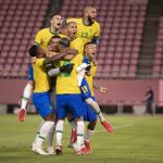 Jogadores da seleção se abraçando