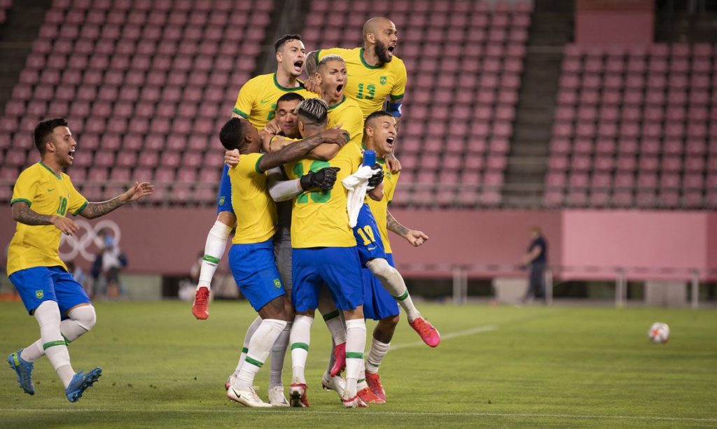 Jogadores da seleção se abraçando