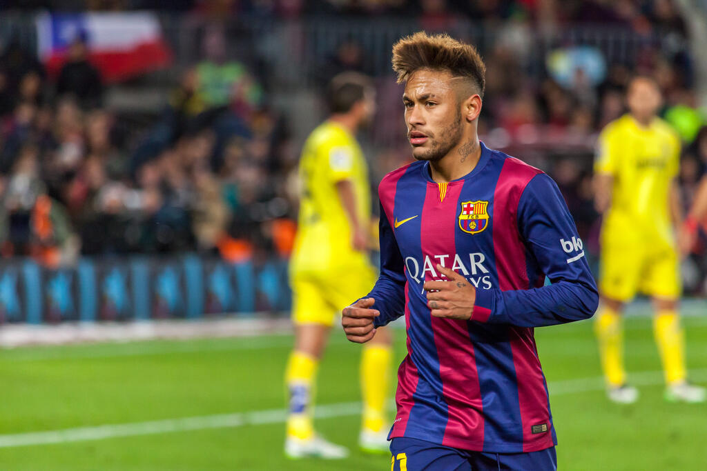 Atleta Neymar com a camisa azul e grena do Barcelona