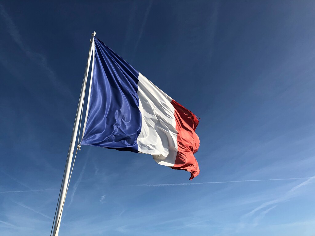 Bandeira da França tremulando em um mastro