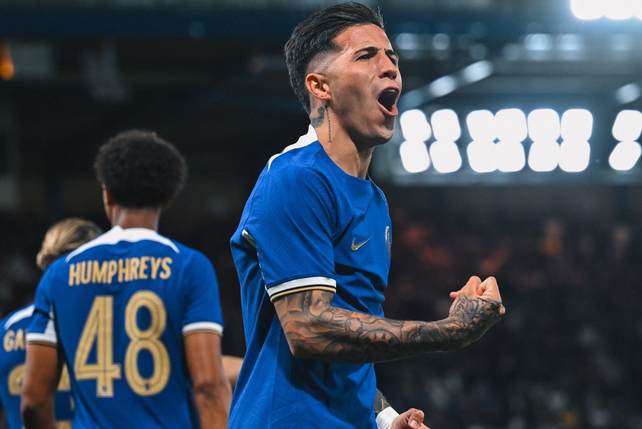 Enzo Fernandez comemora gol pelo Chelsea em partida da Copa da Liga Inglesa