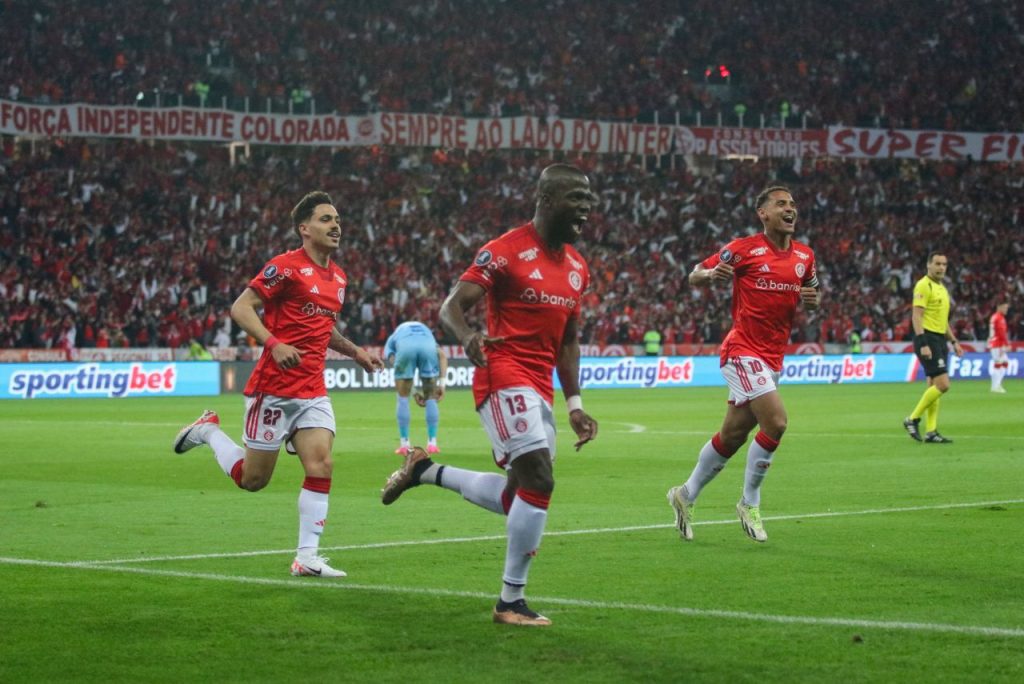 Valencia, Maurício e Alan Patrick comemoram gol do Internacional