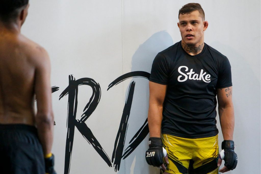 Caio Borralho, de 30 anos, faz parte da nova geração de lutadores que busca manter o prestígio brasileiro no MMA Foto: Miguel Schincariol / AFP