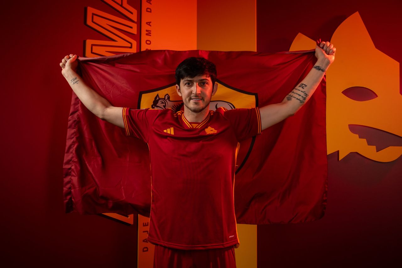 A Roma anunciou a chegada do atacante iraniano Sardar Azmoun Foto: Roma/Twitter