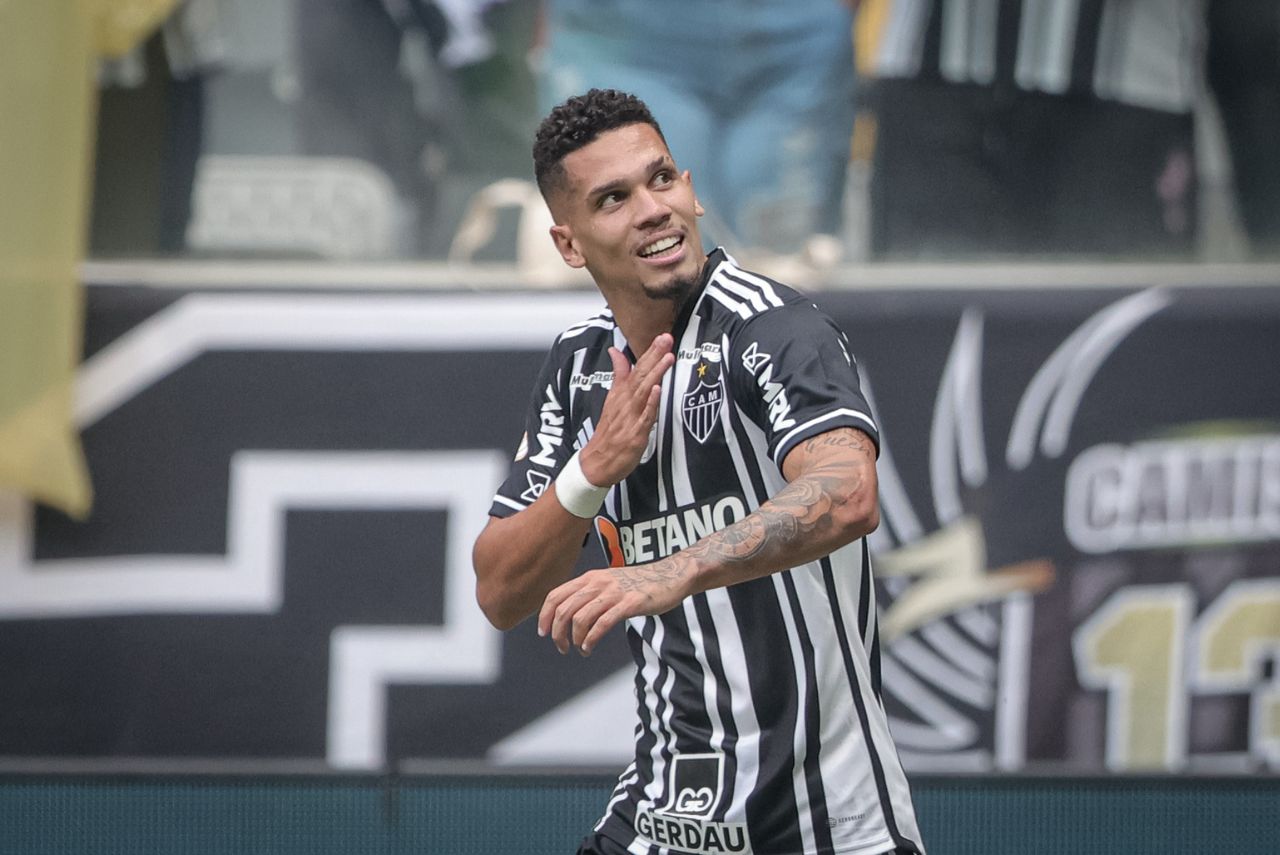 Paulinho comemora gol pelo Atlético-MG