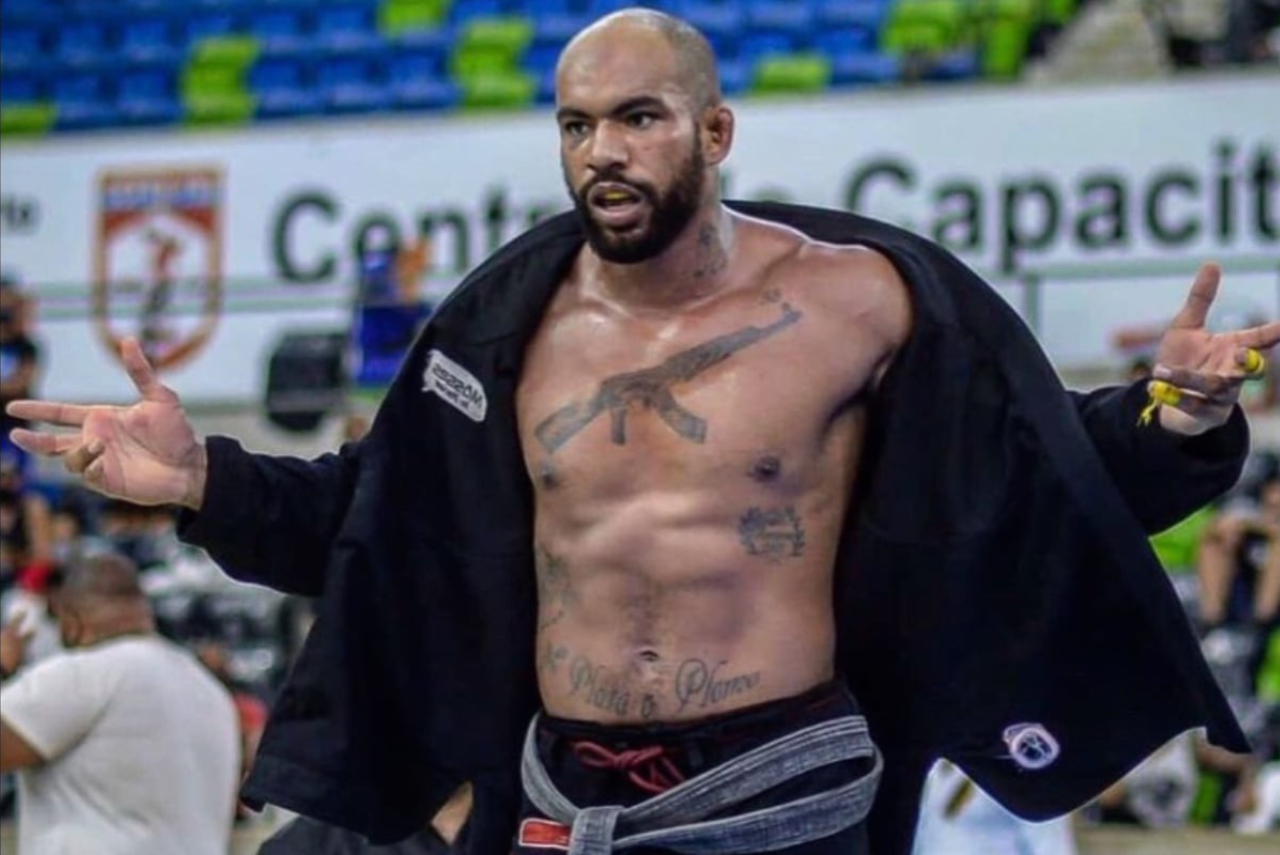 Erberth Santos foi preso nesta quinta (24), acusado de roubos e estupros (Foto: Twitter/Reprodução)