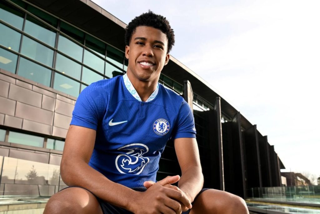 Andrey Santos apresentado no Chelsea