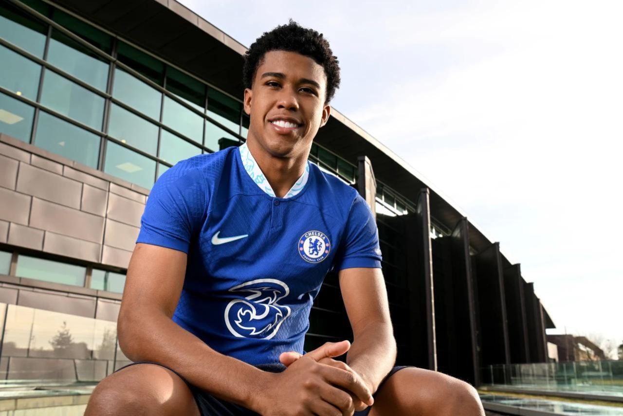 Andrey Santos apresentado no Chelsea