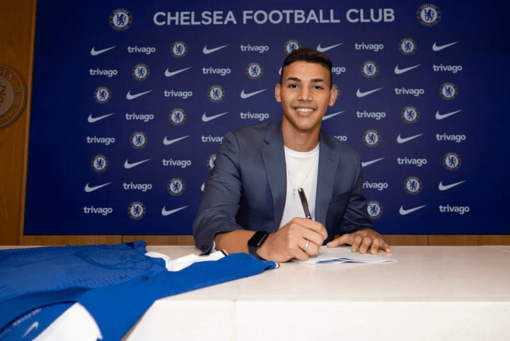 Deivid Washington, 18 anos, é o mais novo reforço do Chelsea (Foto: Chelsea/Divulgação)