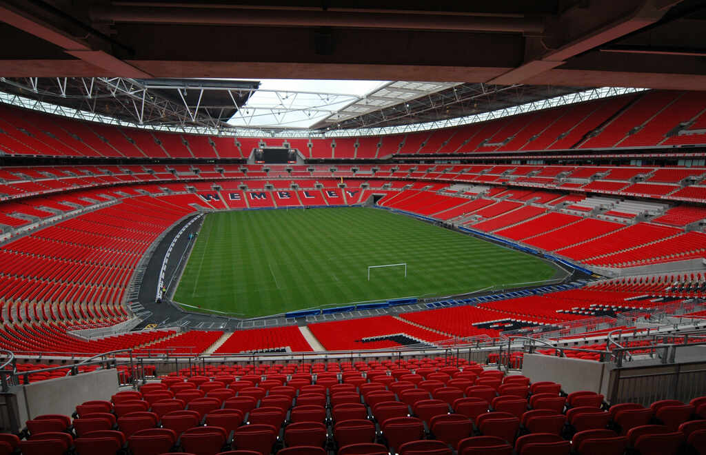 Interior do estádio Wembley com as arquibancadas vazias. Estádio será palco da final da Champions League
