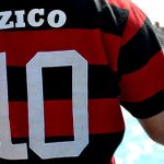 Jogador de Zico de costas aparecendo o número 10 na camisa e o nome