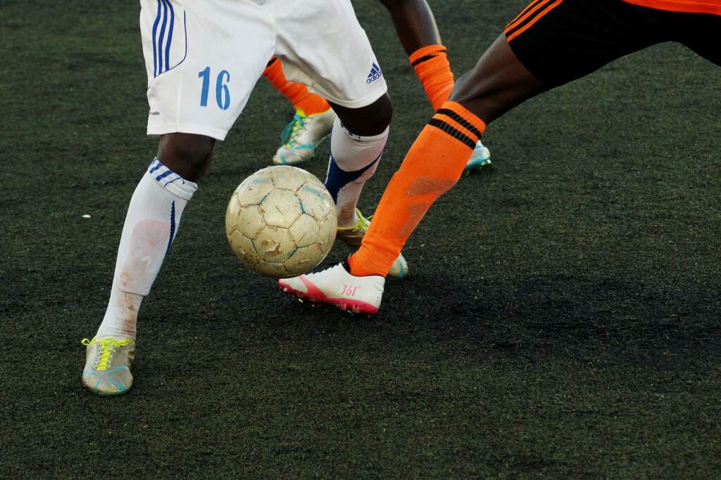 Jogador aplicando um drible por debaixo das pernas do adversário