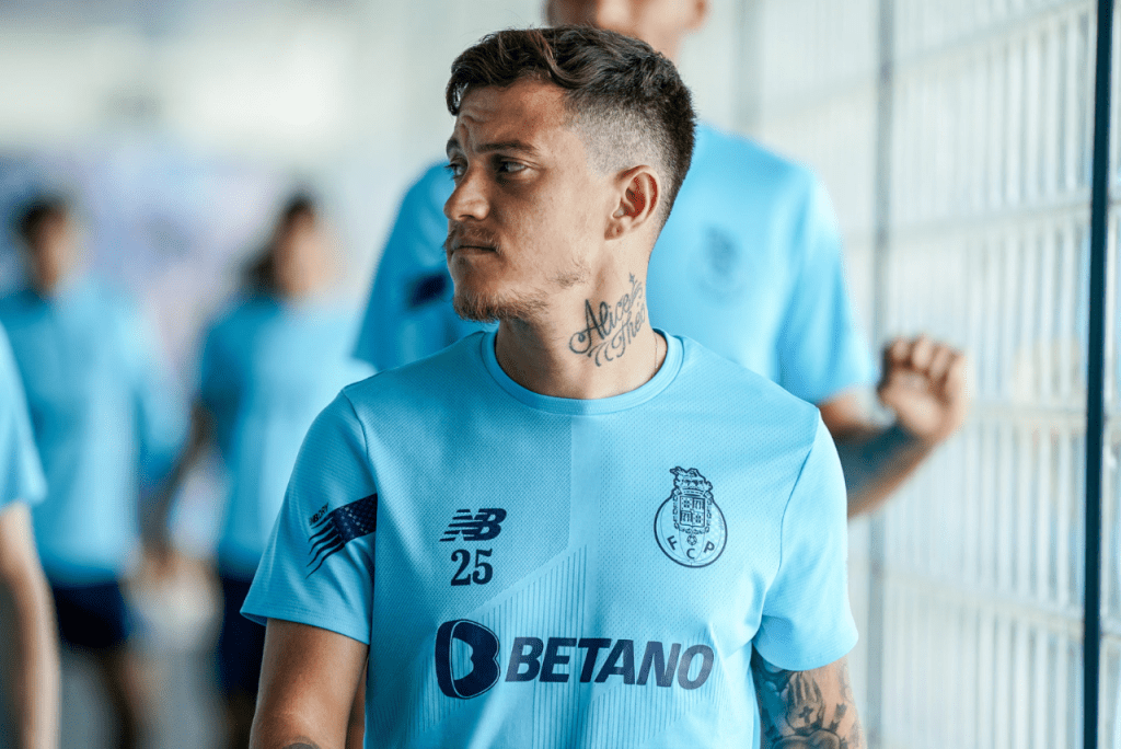 Otávio deve assinar com o Al-Nassr nesta segunda-feira (Foto: Porto/Divulgação)