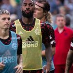 Gerson e Varela em aquecimento do Flamengo