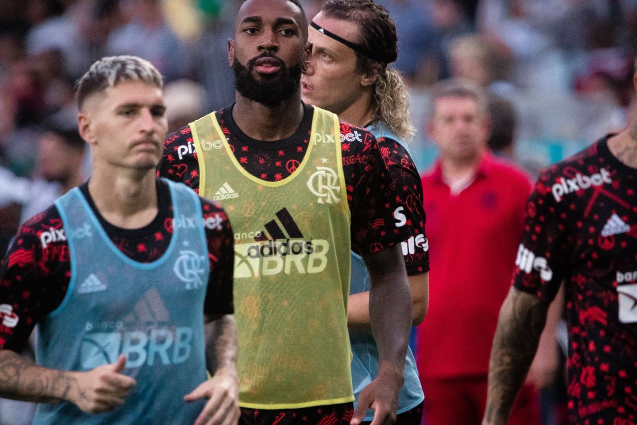 Gerson e Varela em aquecimento do Flamengo