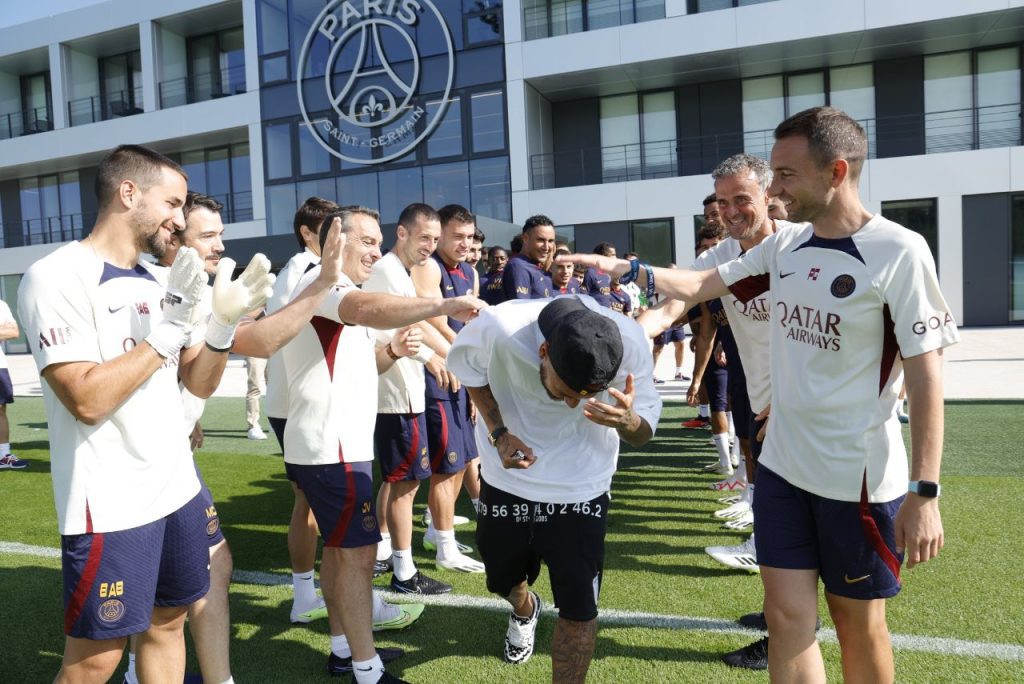 Neymar sendo recebido no Centro de Treinamento do Paris