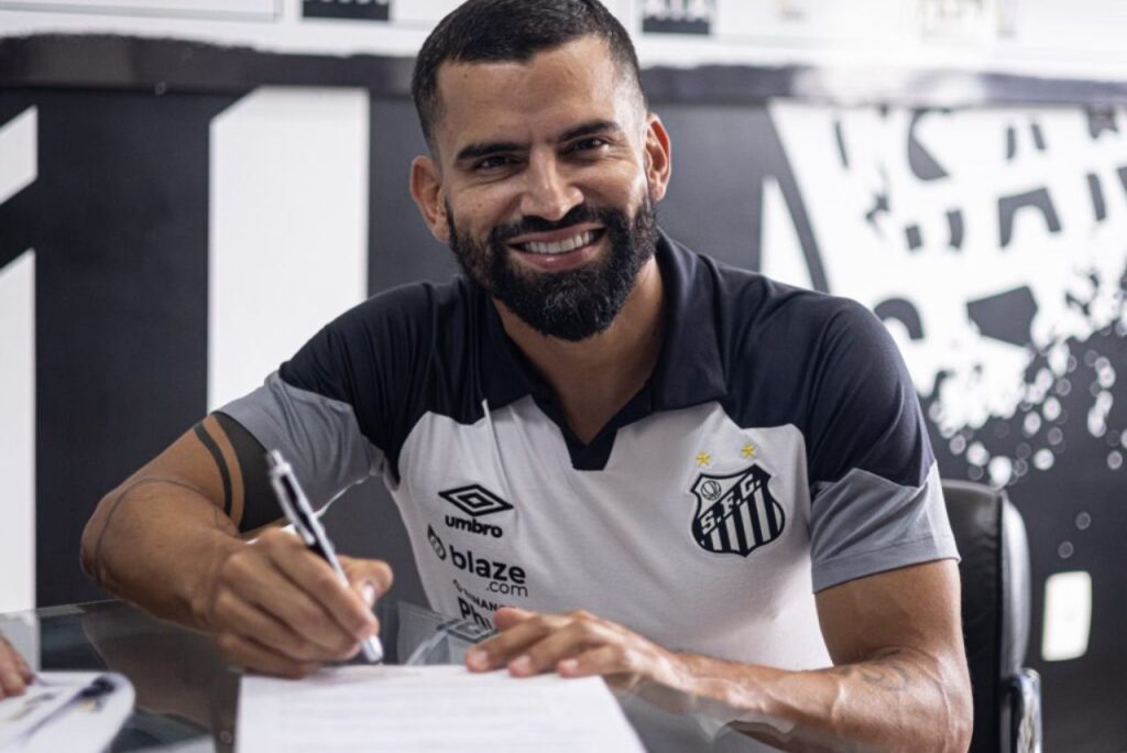 Volante sorri no momento de assinatura com o Santos