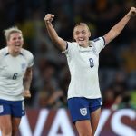 Jogadora inglesa comemora um dos gols que colocou seu país nas semifinais da Copa