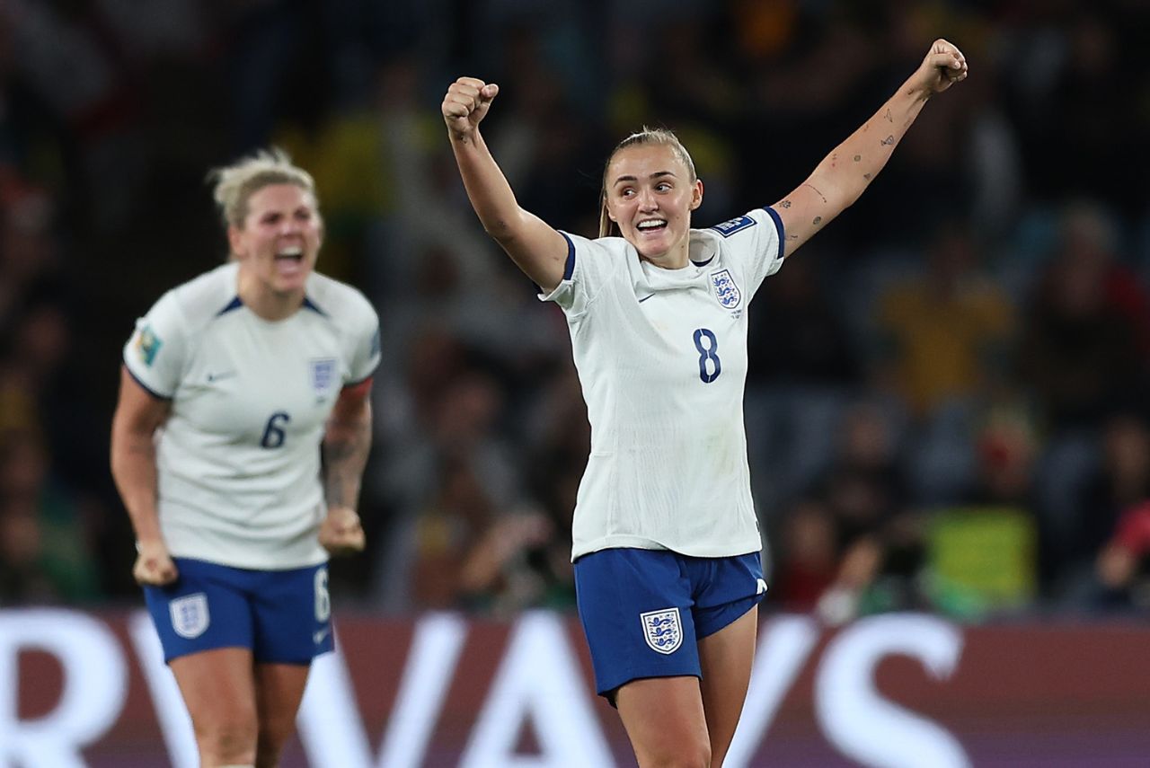 Jogadora inglesa comemora um dos gols que colocou seu país nas semifinais da Copa