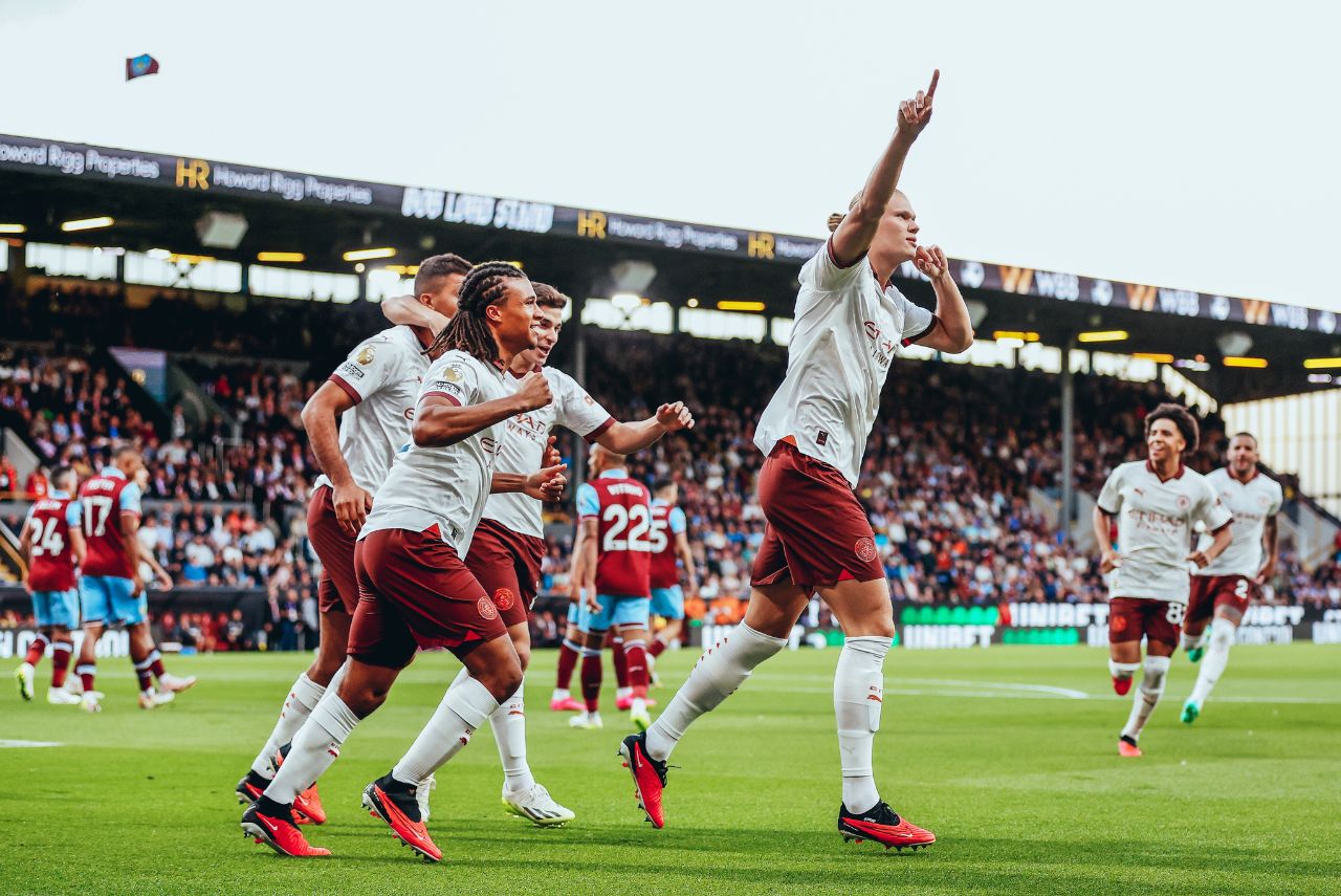 Jogadores comemoram gol de Haaland pelo Manchester City