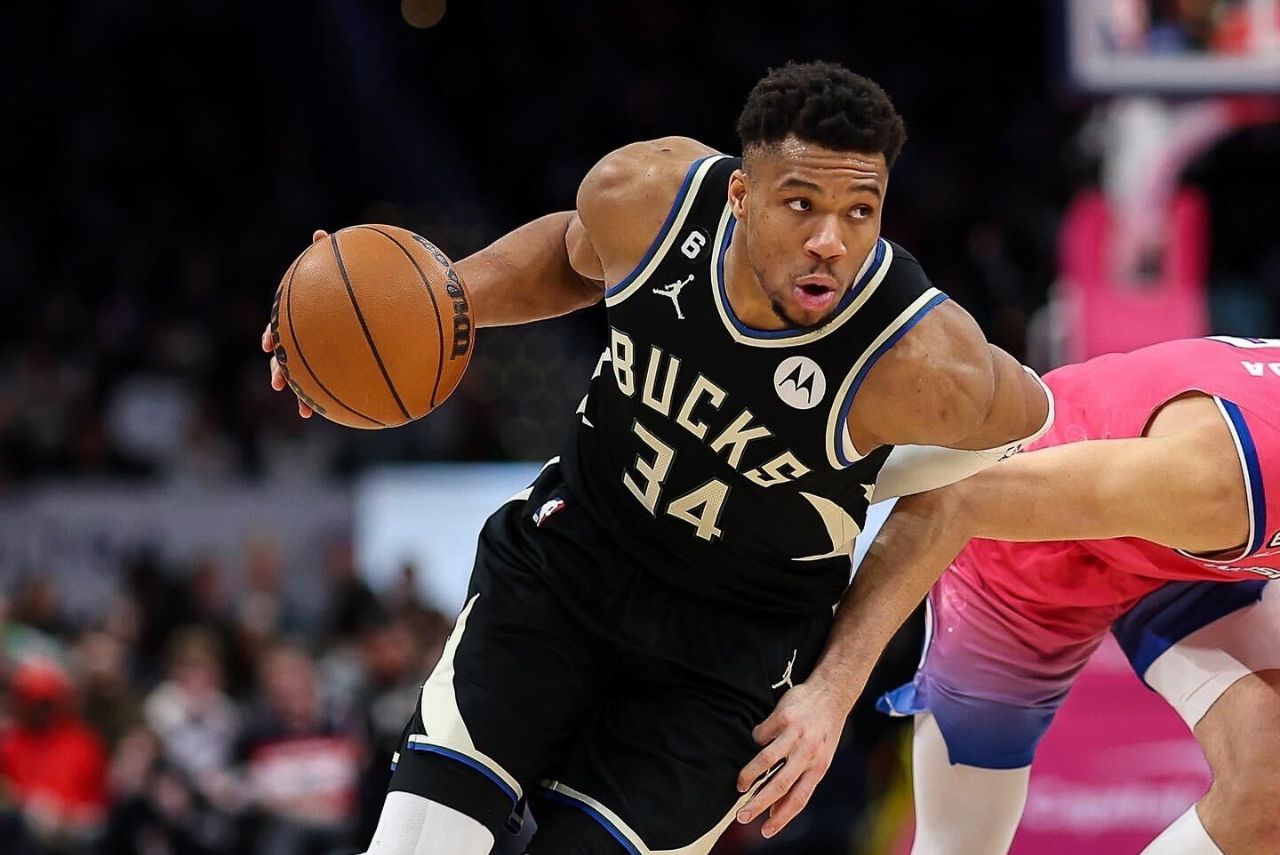 Giannis Antetokounmpo em ação pelo Milwaukee Bucks