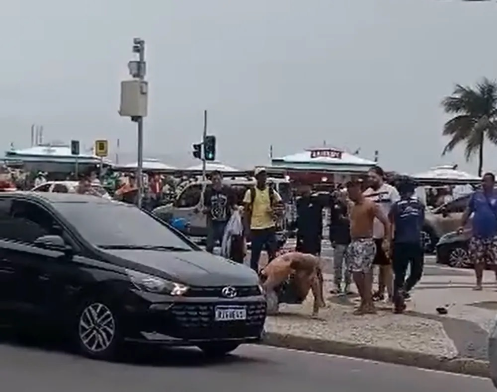Torcedores de Fluminense e Argentinos Jrs. brigam em Copacabana