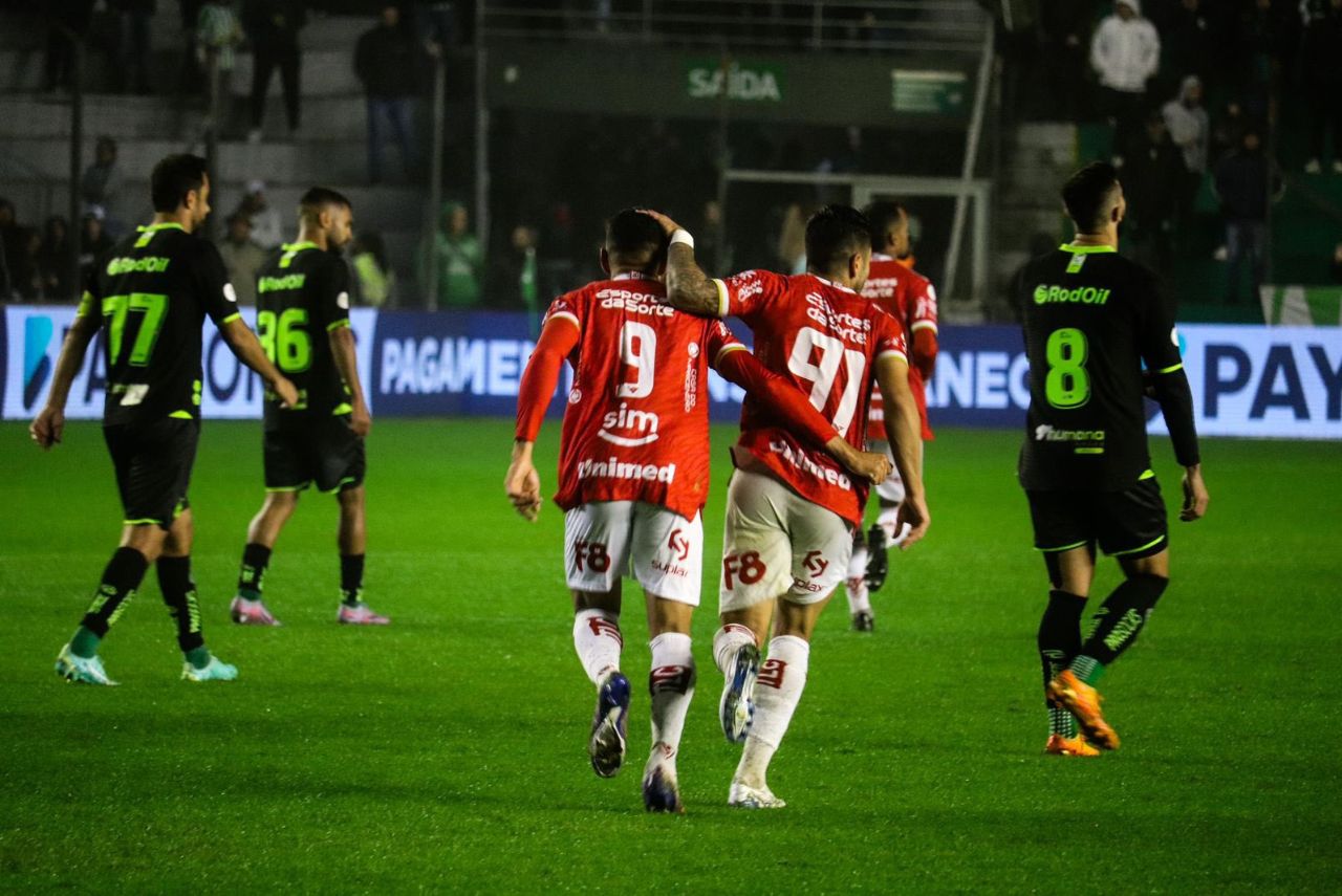 Jogadores do Vila Nova comemoram gol sobre o Juventude