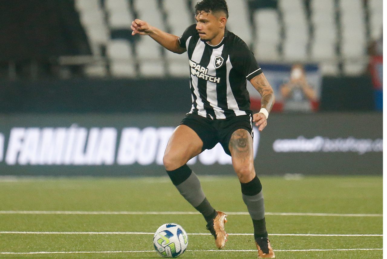 Tiquinho Soares sofre entorse no joelho em partida entre Botafogo e Cruzeiro Foto: Vitor Silva/Botafogo