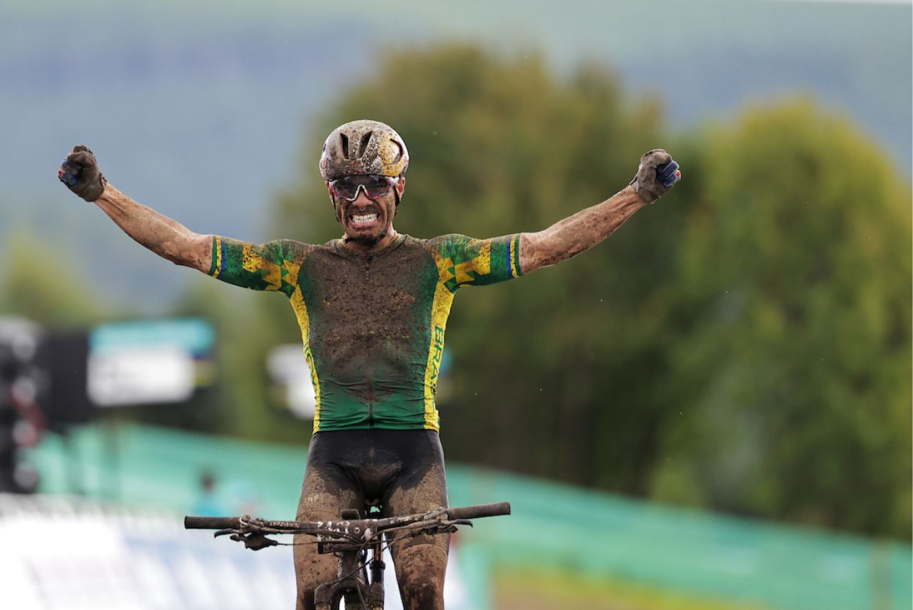 Henrique Avancini vence prova masculina da maratona cross-country do mountain bike no Mundial de Ciclismo 2023 Foto: UCI MTB/Twitter